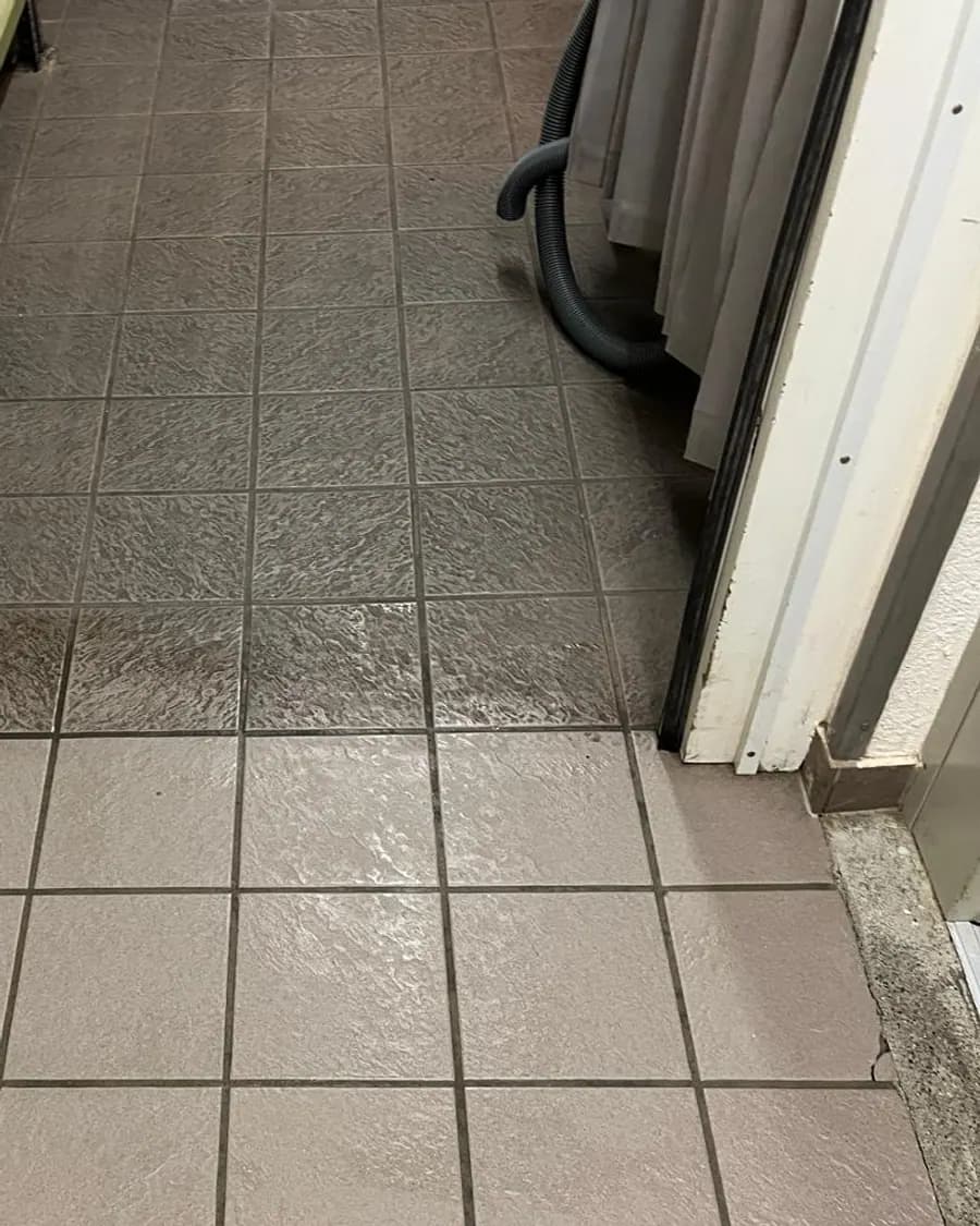 Keramikplatten in einem Lagerraum, vorne gereinigt und hell, hinten noch dunkel