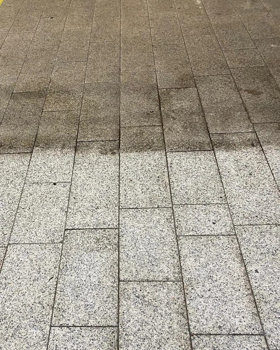 Granitplatten im Aussenbereich, vorne gereinigt und hell, hinten noch dunkel verschmutzt